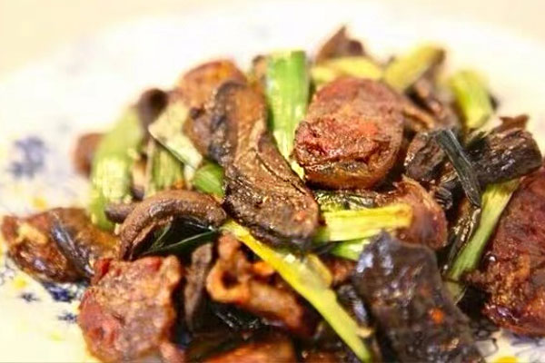 牛肝菌炒臘腸怎么做好吃，要先蒸熟嗎