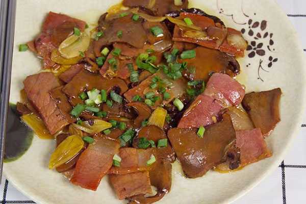 黑牛肝菌燜云腿的做法，有哪些竅門(mén)呢