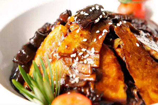 牛肝菌油燜筍怎么燒好吃，具有哪些食用禁忌呢