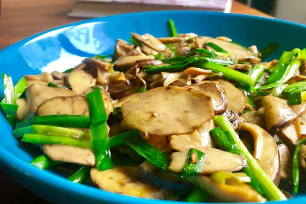 牛肝菌炒韭菜的做法以及竅門(mén)