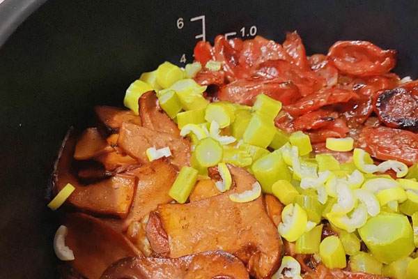 牛肝菌芥蘭臘腸飯?jiān)趺醋龊贸? src=