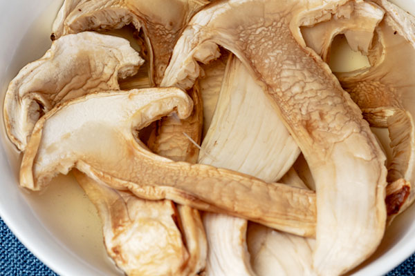 干松茸泡發(fā)后還需要焯水嗎，松茸不泡發(fā)可以直接燉湯嗎