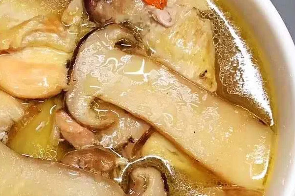 松茸燉雞上火嗎，松茸燉雞松茸什么時(shí)候下鍋