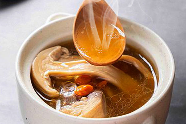 吃松茸可以喝白酒嗎 吃松茸可以喝白酒嗎