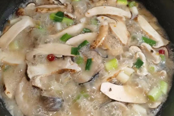 松茸煮鮰魚(yú)的營(yíng)養(yǎng)價(jià)值 松茸煮鮰魚(yú)的營(yíng)養(yǎng)價(jià)值