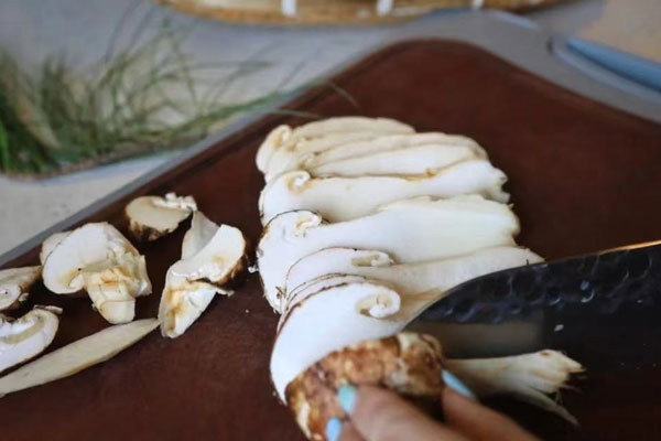 松茸不熟吃了會(huì)怎樣，松茸不新鮮吃了會(huì)中毒嗎