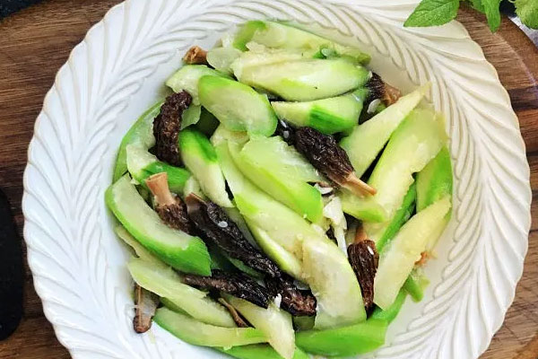 羊肚菌炒絲瓜的做法，怎么炒不發(fā)黑