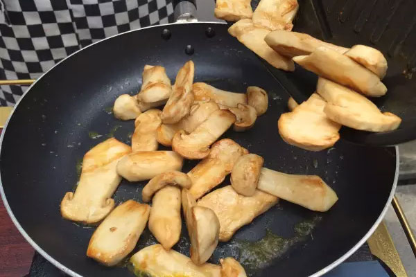 松茸可以用茶籽油煎嗎 松茸可以用茶籽油煎嗎