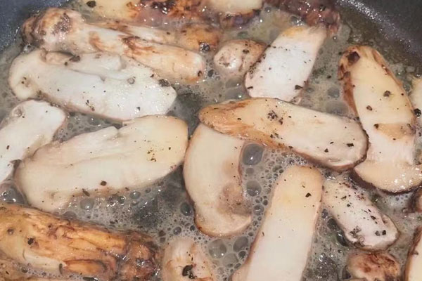 松茸可以用亞麻籽油煎嗎，松茸可以用豬油煎嗎