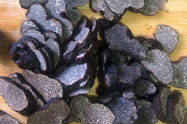 松露和黑松露一樣嗎，白松露好還是黑松露好