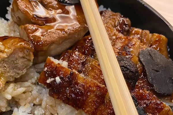黑松露鵝肝鰻魚飯?jiān)趺醋龊贸? src=