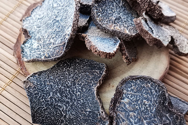 松露曬干以后怎么吃，松露洗干凈還是帶泥保存