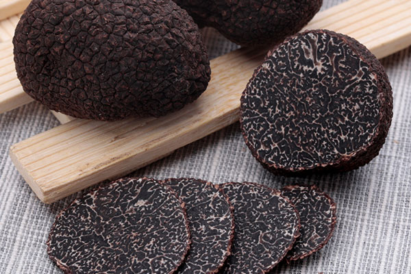 松露洗干凈保存還是帶泥保存 松露洗干凈保存還是帶泥保存