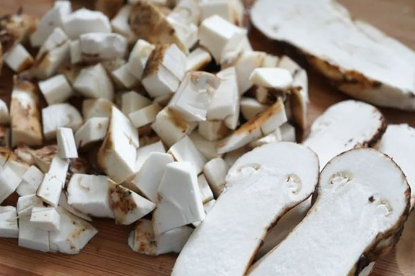 我國(guó)松茸產(chǎn)區(qū)最大的地方是哪里 我國(guó)松茸產(chǎn)區(qū)最大的地方是哪里