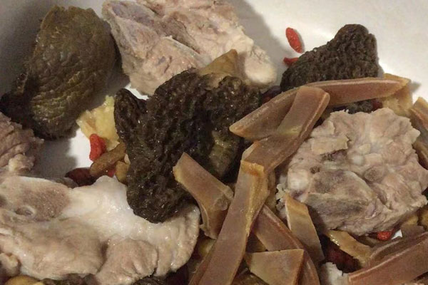 羊肚菌響鑼扇骨湯的功效作用 羊肚菌響鑼扇骨湯的功效作用