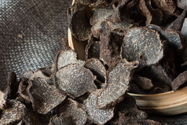 黑松露農(nóng)家燜雞的功效作用 黑松露農(nóng)家燜雞的功效作用