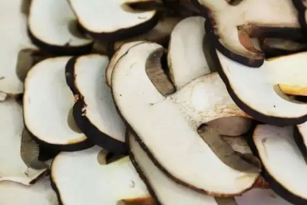 黑牛肝菌有些變藍還能吃嗎，牛肝菌焯水后變橘色