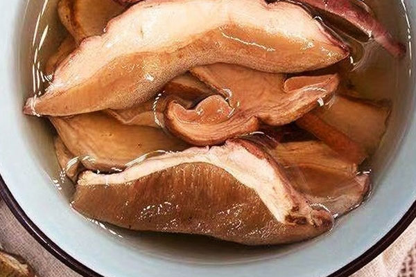 牛肝菌浸泡后有青綠色，牛肝菌變綠了還能吃嗎