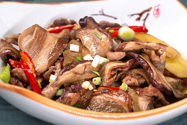 牛肝菌變黃了還能吃嗎，白牛肝菌可以生吃嗎