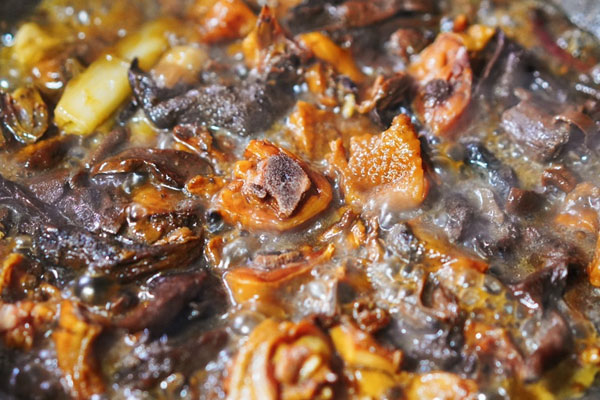 牛肝菌燜臘雞的營養(yǎng)價值 牛肝菌燜臘雞的營養(yǎng)價值