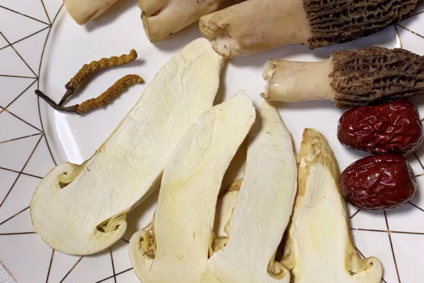 松茸蟲草羊肚菌雞湯的功效作用 松茸蟲草羊肚菌雞湯的功效作用