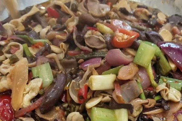 紅乳牛肝菌泡椒炒雞雜的做法，有哪些營養(yǎng)價值