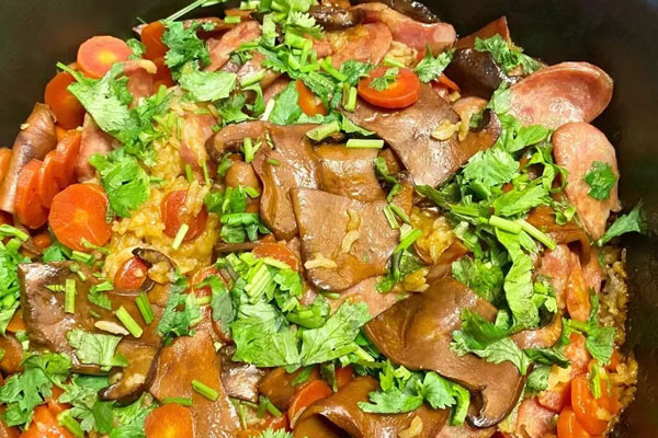 牛肝菌臘腸胡蘿卜燜飯的做法，有哪些營養(yǎng)價值