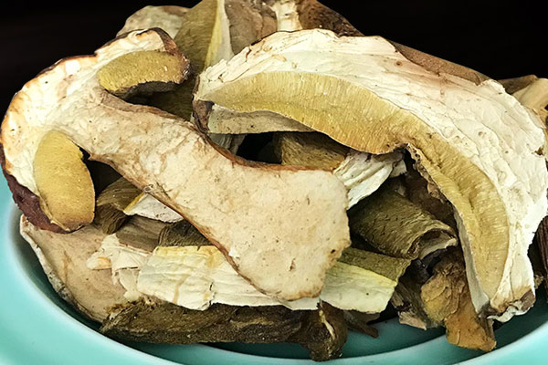 干牛肝菌用多少水溫泡發(fā)好 干牛肝菌用多少水溫泡發(fā)好