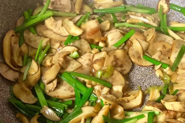 韭菜五花肉炒牛肝菌的營養(yǎng)價值 韭菜五花肉炒牛肝菌的營養(yǎng)價值