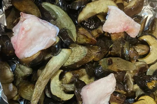 黑牛肝菌的特點，黑牛肝菌發(fā)綠的原因