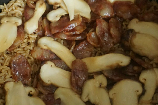 電飯鍋松茸香腸飯?jiān)趺醋龊贸? src=