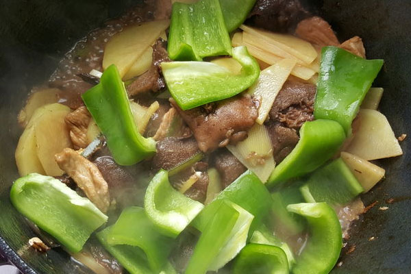 紅乳牛肝菌青椒燜土豆的做法，有哪些營養(yǎng)價(jià)值