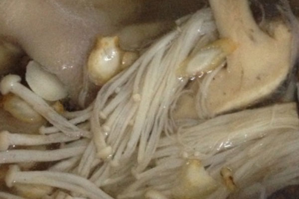 松茸金針菇豬手湯的做法，有哪些功效作用