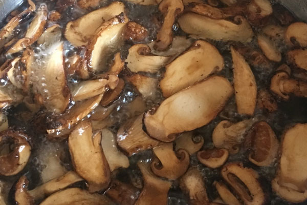 熬松茸油用什么鍋好 熬松茸油用什么鍋好