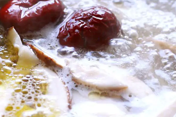 月經(jīng)多可以吃松茸嗎，保胎可以吃松茸嗎