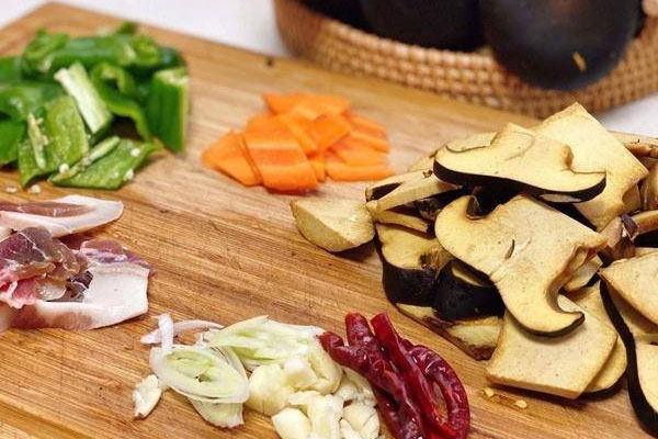 胡蘿卜辣炒牛肝菌臘肉的功效作用 胡蘿卜辣炒牛肝菌臘肉的功效作用