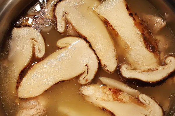 松茸燉雞沒加鹽隔夜能吃嗎，松茸雞湯能放西洋參嗎