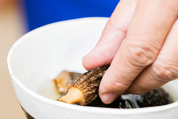 羊肚菌豆苗筒骨湯的功效作用 羊肚菌豆苗筒骨湯的功效作用