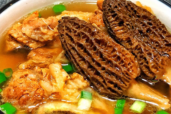 羊肚菌洋蔥牛骨湯怎么做好吃，有哪些功效作用