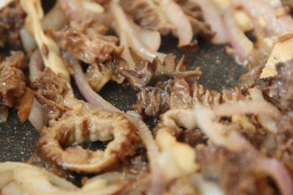 洋蔥孜然爆炒羊肚菌的功效作用 洋蔥孜然爆炒羊肚菌的功效作用