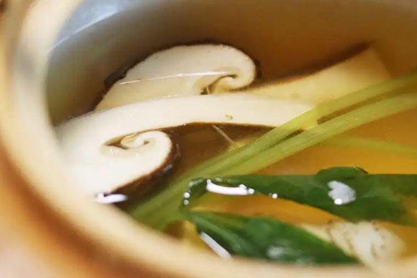 松茸湯為什么是酸的，干松茸時間長了還能吃嗎
