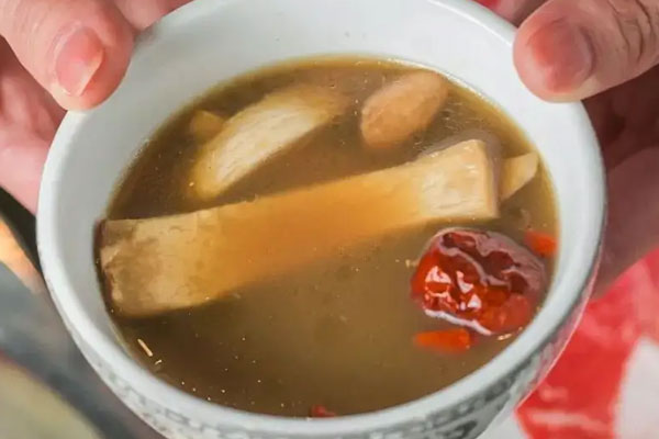 牛肝菌湯的顏色 牛肝菌湯的顏色