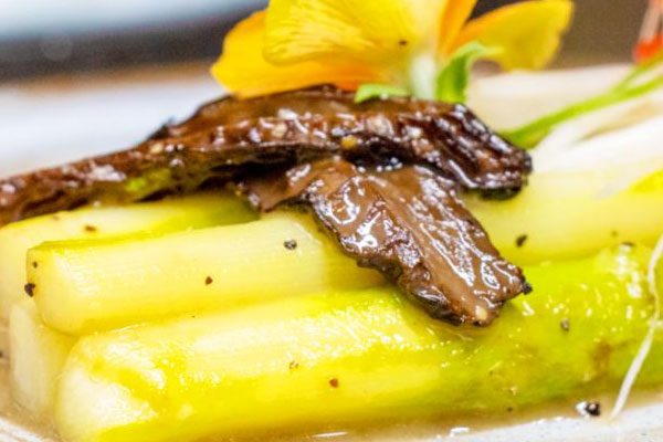 蘆筍佐羊肚菌怎么做好吃，有哪些功效作用