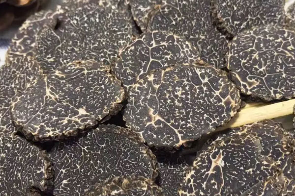 松露切開(kāi)是什么顏色的，生吃松露有營(yíng)養(yǎng)嗎