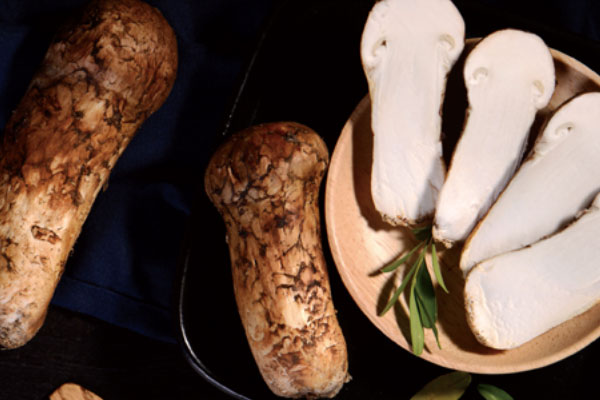 松茸表面滑滑的要洗掉嗎，松茸表皮要不要撕掉