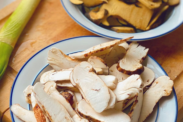 松茸雪花牛肉炒飯?jiān)趺醋龊贸? src=