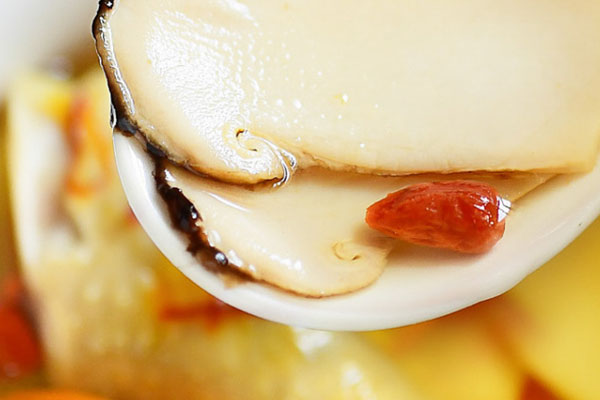 松茸藏紅花雞湯的營養(yǎng)價值 松茸藏紅花雞湯的營養(yǎng)價值