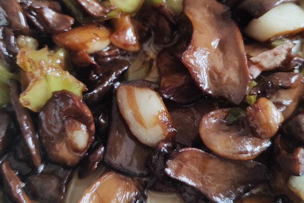 牛肝菌直接炒還是先煮熟，牛肝菌焯水的好處