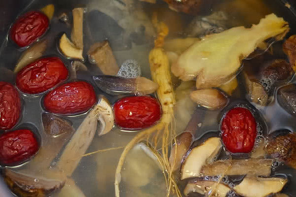 牛肝菌同什么煲湯最好，牛肝菌燉湯需要焯水嗎